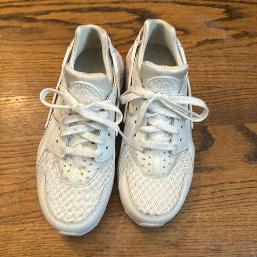 woman’s hurache size 6